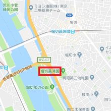 菖蒲には、水が不可欠なのでしょう。菖蒲園は荒川の傍にあります