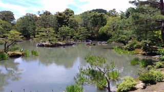 京都観光の定番、金閣寺へ、金箔がまぶしすぎ
