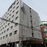 看板は小さめ、地下鉄駅から一本路地を入ったところに有ります。