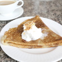 クレープはその場で焼いてくれます