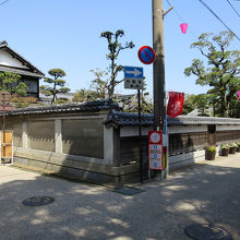 「旧古賀銀行」隣りになりますが、大きくて写真に収まりません