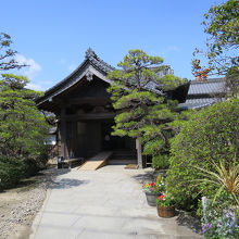 玄関に向かいます