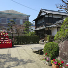 左手には「旧古賀銀行」
