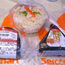 このサラダは胡麻ドレッシング付。山わさびがツンと鼻にきた～。