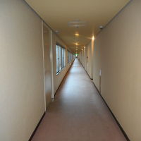 廊下が長いです。端から3つ目の部屋でした。