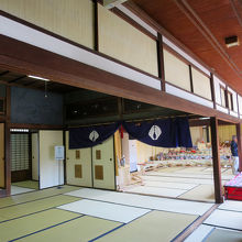 そのまま進むと、約50畳という大広間