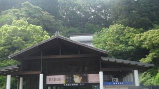 トンネルのようなエスタレーターが楽しい！