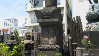 目立つ墓塔です