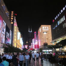 南京東路の夜景。