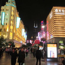 南京東路の夜景。