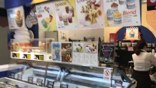 武蔵境駅近くのクレープ店構え