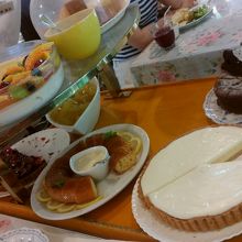 好きなデザートを3つまでとれます。