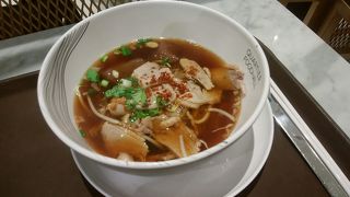 小規模フードホール「エムクオフードコート」