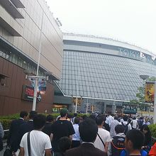 試合開始は18時なので明るいです