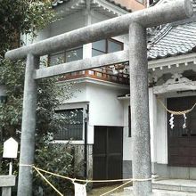 小さな鳥居や拝殿があるだけであまり見どころはない感じ