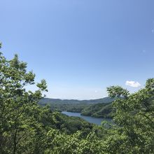 二つ湖が見えます