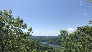 絵では大きく湖が描かれていますが、肉眼ではそれほど大きく見えませんでした