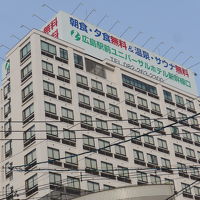 ホテルの屋上の看板は目立ちます