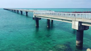 滑走路の端、17END周辺の海が素敵です！見学するには車は道路の端に寄せるしかないです。