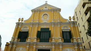 クリーム色の綺麗な教会です