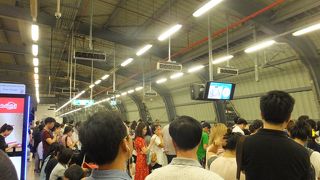 乗換便利だけどラッシュ時には注意