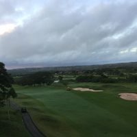 後ろにゴルフコース