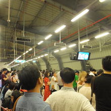 アソーク駅　金曜夕方７時過ぎの様子