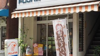 レトロな雰囲気のパン屋さん
