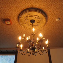 シャンデリア用の漆喰飾りも凄い