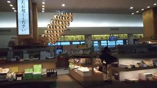 秋田犬のポスターがいっぱい