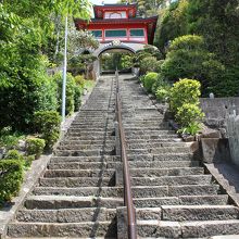 急な階段と鐘楼門