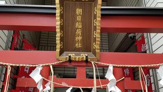 銀座松屋通りのビルと一体化した神社
