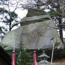 神社脇の階段を上って真近で見るとこの大きさ！