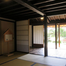 左手の襖の奥に…