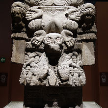 コアトリクエ像。怖い。