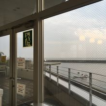 待合室からも海が見えます。
