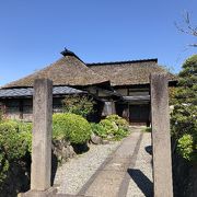 茅葺き屋根が美しい