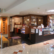 中日ビルの地階です