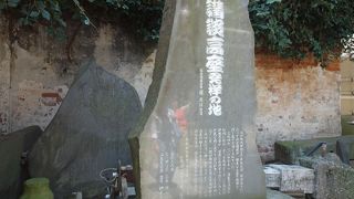 新しくて美しい石碑