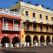 旧市街はカラフルでカリブ海の町並みを感じる