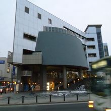 赤レンガ館目の前の文化施設｢プラザおでって｣6階です