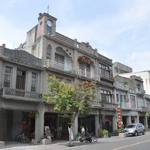 老街で目立つ３階建て。上に時計があり、「鍾楼」と言っていた