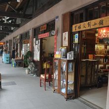 アーケードのような構造で雨にぬれずに歩ける場所