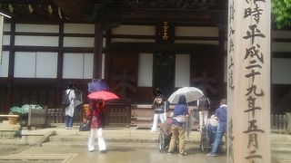 広々とした前庭に大きなお堂