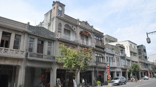 ２階建ての長屋風建物が連なっていた。どの建物にも２階にバルコニーがあり、古い商家の裕福な雰囲気がうかがえた。