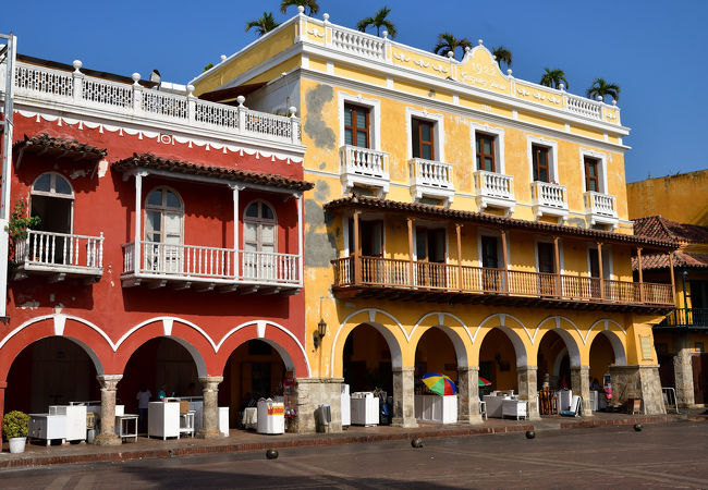 旧市街はカラフルでカリブ海の町並みを感じる