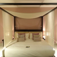 ザ、リゾートホテル☆という感じのベッド（^人^）