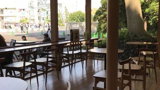 明治神宮の鳥居の前にあります。