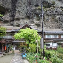 岩壁にへばりつく方丈