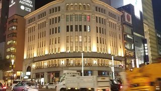 交差点から見ると映えるが